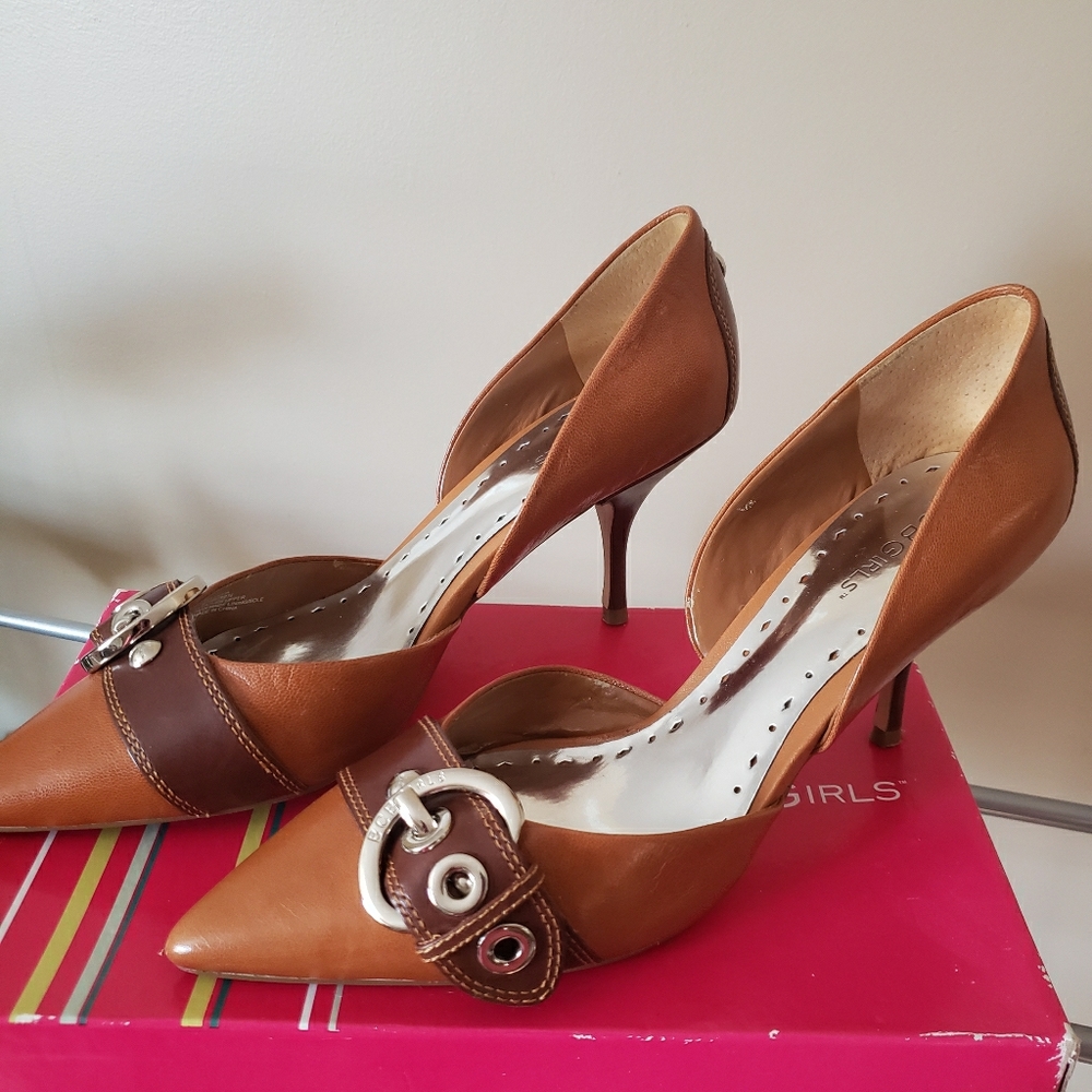 BCBG- Lillia cognac/brown pump